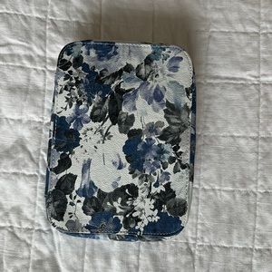 Trish McEvoy Large Blue and White Floral Zip Up Makeup Planner